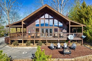 Located on a private cul-de-sac, with plenty of parking for 4-6 vehicles. 