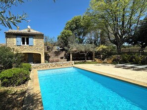 Piscine 9 x 4 avec volet roulant sécurisé