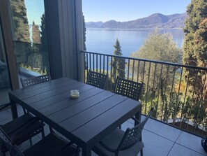 Balkon Terrasse mit Seeblick Richtung Salo