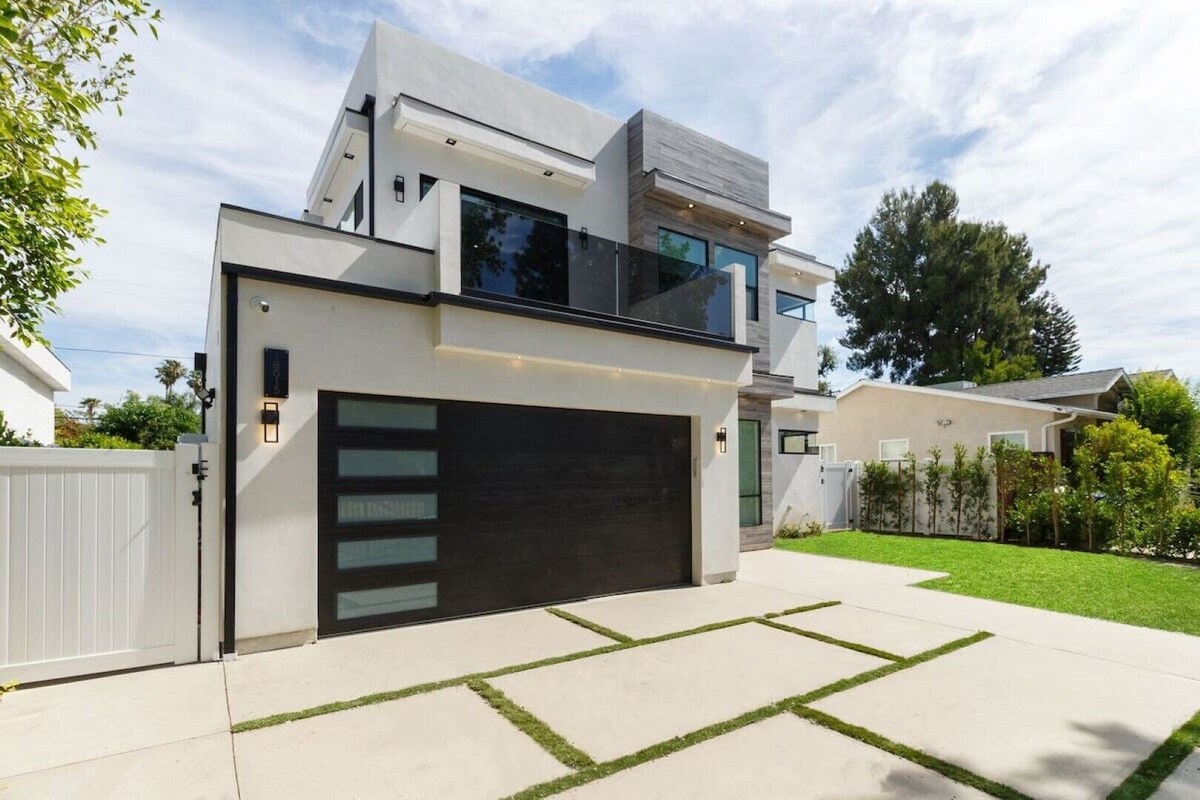 Posh Luxury Modern Home with Pool Spa and Rooftop Deck