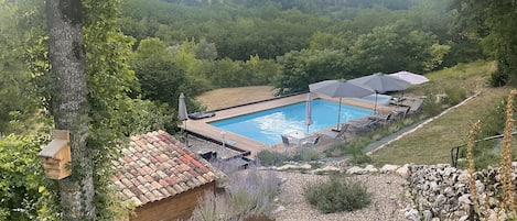 Vue sur la piscine et la vallée