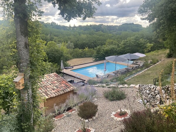 Vue sur la piscine et la vallée