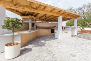 BBQ Area & Outdoor Kitchen