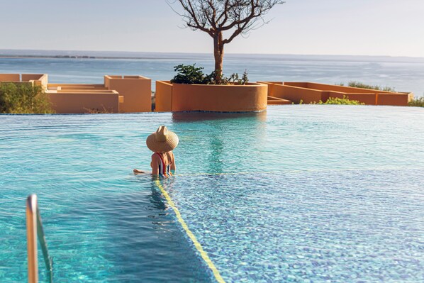 LAS COLINAS POOL
