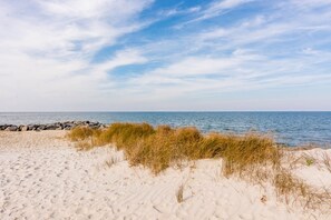 3-5 min to the bay beach with plenty of free parking