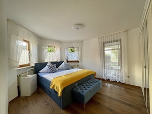 Ferienwohnung Sonneneck-großes, helles Schlafzimmer mit viel Platz im Kleiderschrank