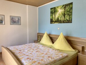 Toskanasuite-Schlafzimmer mit Doppelbett / Zugang zum Balkon