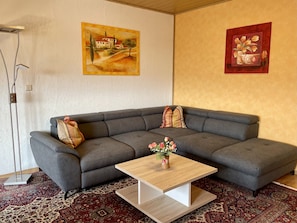 Toskanasuite-Toskana-Wohnzimmer mit bequemer neuer Ausziehcouch mit Schlaffunktion
