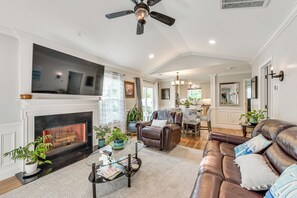 Living Room | Single-Story Home | Smart TV | Free WiFi