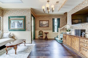 The Bressmer Carriage House - Living Room