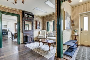 The Bressmer Carriage House - Living Room