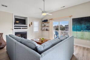 JR9108: Sisters Ugly | Top Level Living Area - Fireplace Not Available For Guest Use