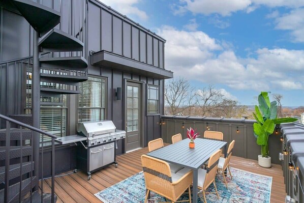 Double Decker Rooftop Deck w/Grill