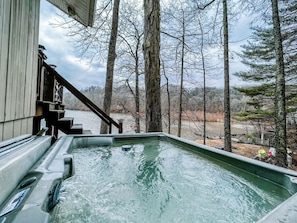 The hot tub was clean and hot! -Jalin