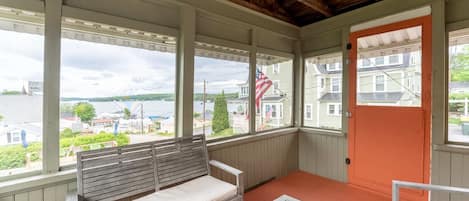 Screened porch w. Lake View