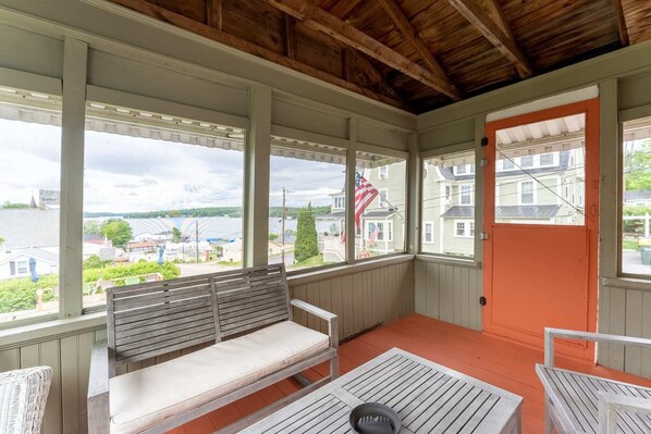 Screened porch w. Lake View