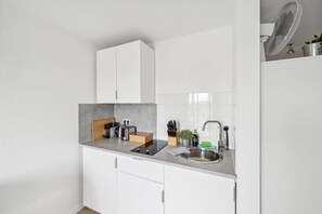 Fully equipped kitchen with hob, toaster and microwave