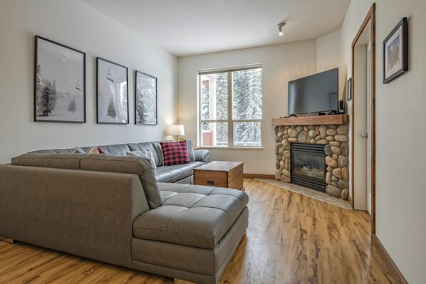 This is the Largest Condo in Creekside and Opens up Right onto the Ski Way 