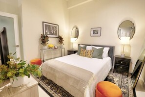 Queen bed with vintage flair—perfect for late mornings and dreamy nights.