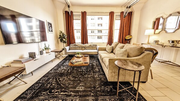 Golden Age vibe, modern comfort. Stream, relax and soak in the natural sunlight!