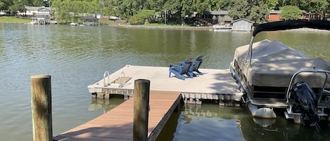 Relax on the floating dock enjoy  panoramic lake views while sipping Java/ wine!