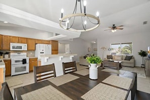 Kitchen and dining area / kitchen island, all the kitchen essentials, 6 person dining