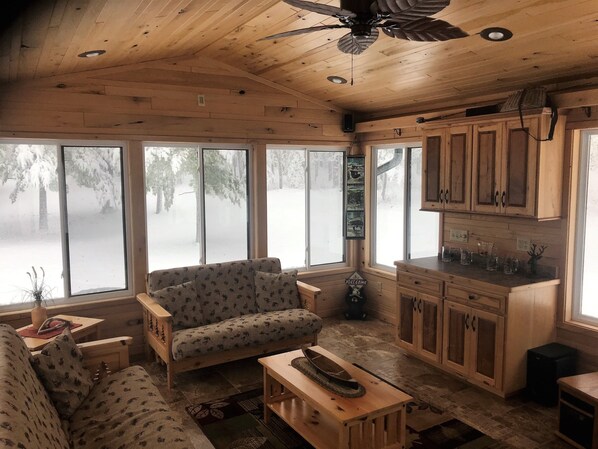 Three-season sun room 