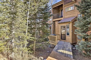Townhome Exterior | 1 Step to Enter