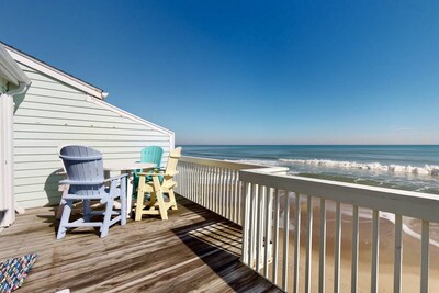 Mature with not a perfect body in the beach cabin