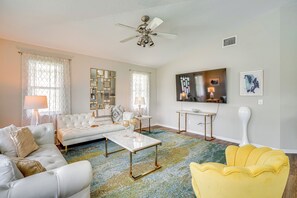 Living Room | Smart TV | Central A/C & Heating | Free WiFi