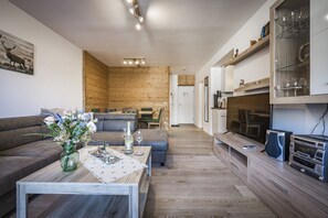 Ferienwohnung Staufenpanorama, 61 qm, 1 Schlafzimmer, Balkon-Wohn- und Essbereich