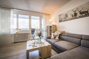 Ferienwohnung Staufenpanorama, 61 qm, 1 Schlafzimmer, Balkon-Wohn- und Essbereich