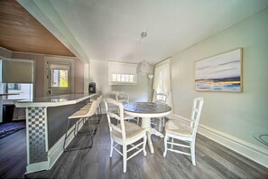Dining Area | 3-Person Breakfast Bar