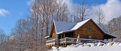 Hensley Hollow Lodge in the snow