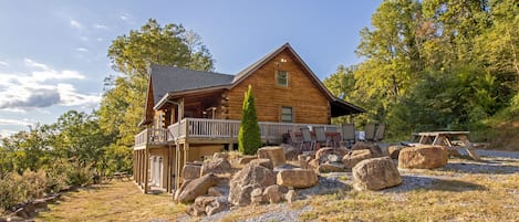 Hensley Hollow Lodge in summer