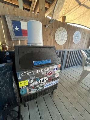 ice machine on patio for drinks or boat ice
