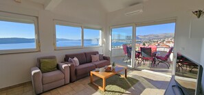 Open plan dining/kitchen and living area