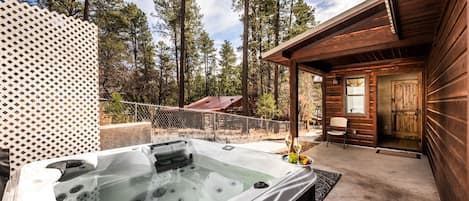 Welcome to The Great Escape – Enjoy the view of towering Ponderosa pines, wide-open skies and the distant Sierra Blancas from your private hot tub!