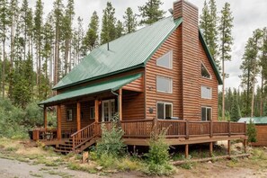 Peaceful cabin among the pines