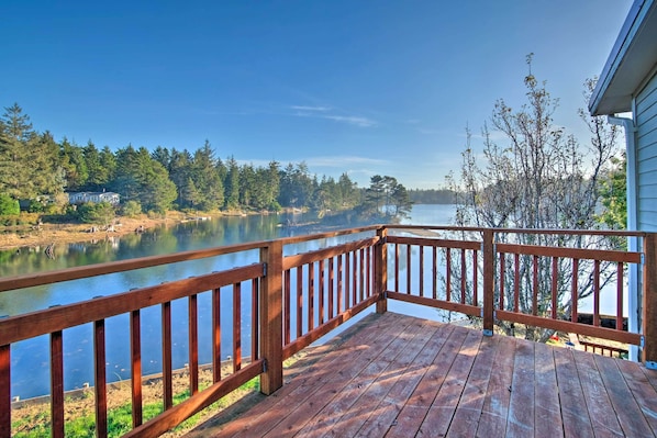 North Bend Vacation Rental | 3BR | 2BA | 1,400 Sq Ft | Stairs Required to Access