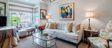 1100 sq ft beautifully appointed upstairs flat! 6 rooms to enjoy plus a garden!