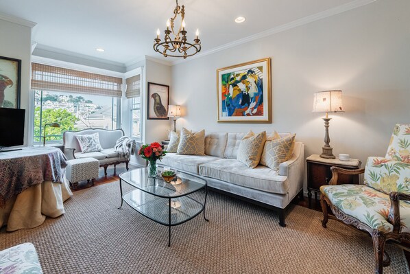 1100 sq ft beautifully appointed upstairs flat!  6 rooms to enjoy plus a garden!