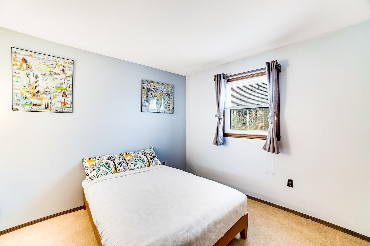 Dog-friendly home with pool table, firepit, wood stove, deck, grill, & WiFi