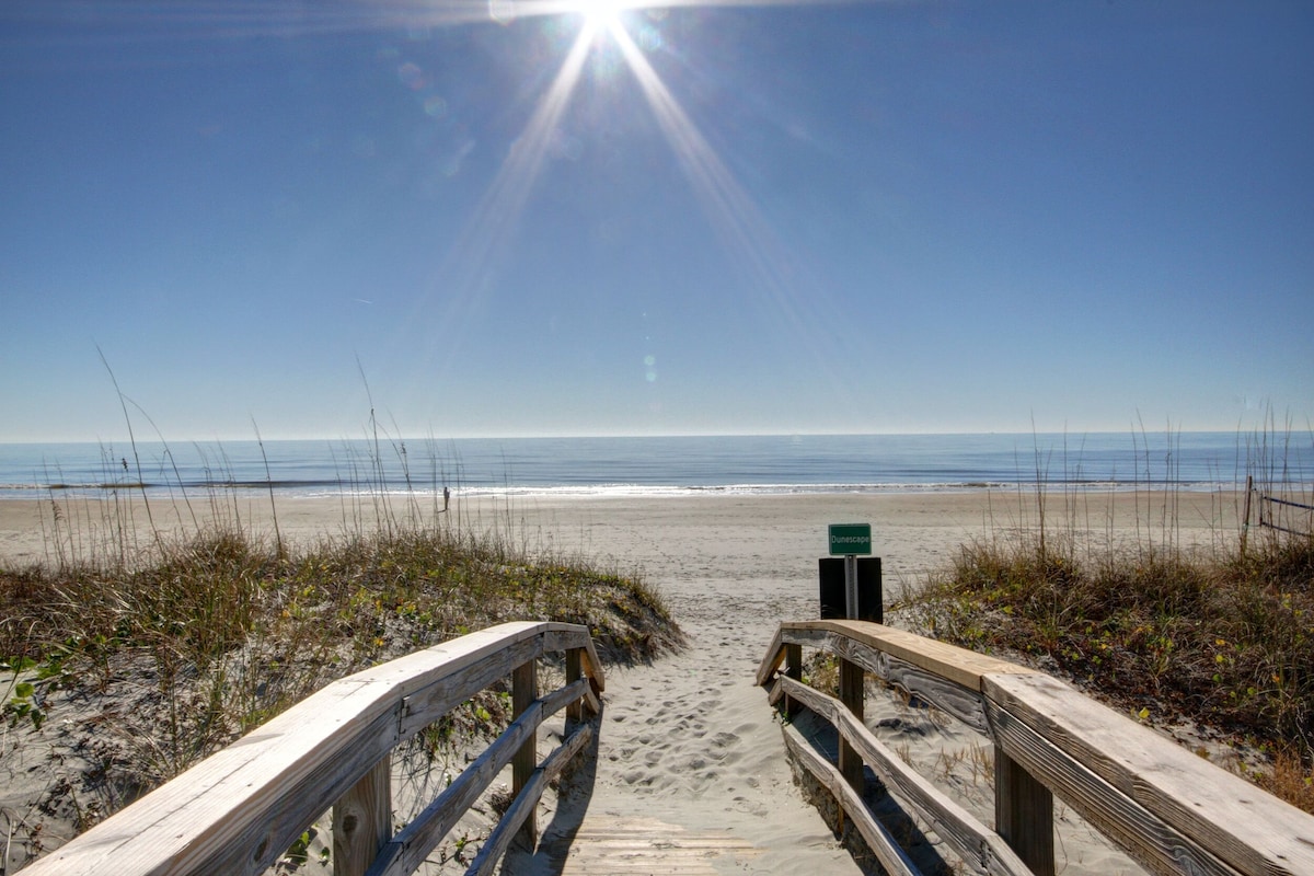 Oceanfront 1st Floor Condo!! Community Pool & Fishing Pier! In the Heart of IOP!