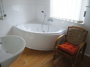 Badezimmer mit Whirlpoolbadewane Ferienhaus Thor