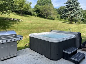 Spa - Hot Tub for 5, Gas BBQ