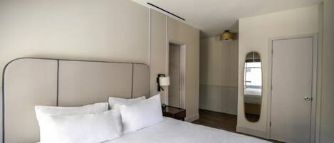 Unit with King size bed! The exact unit will be assigned upon arrival. Views, colors, and decorations may vary.