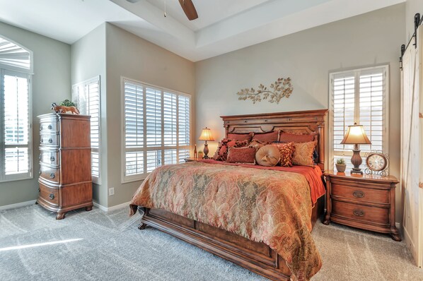 Master Bedroom w/ comfortable King size bed.