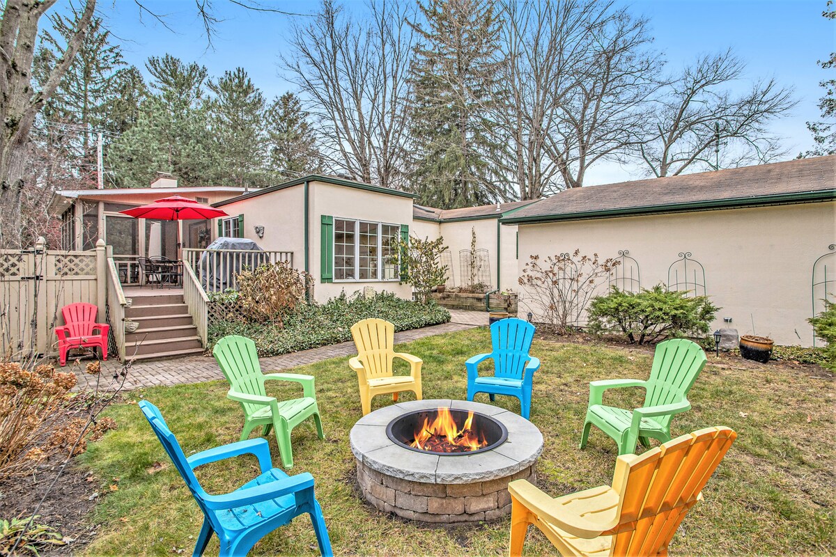 Dog-Friendly Home with Enclosed Yard & Free High-Speed WiFi – Great Location