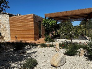 Die Pergola mit der Sisalabdeckung ist ein schöner Schattenplatz im Sommer.